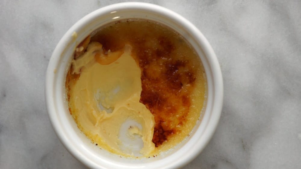 creme brulee med några skopor uttagna