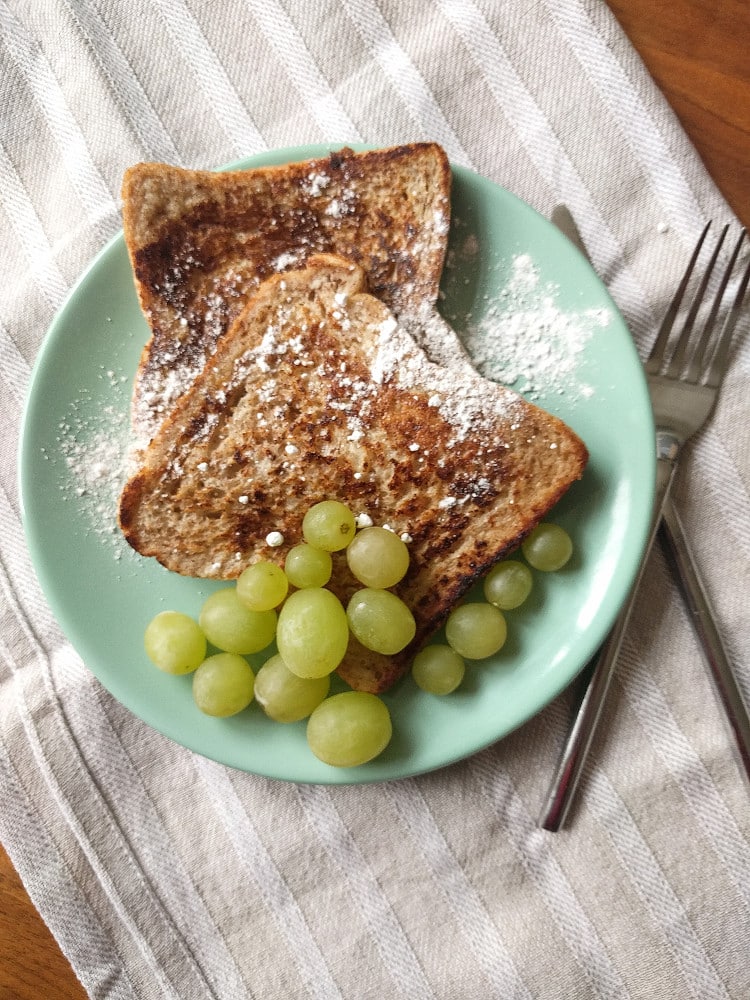 French toast med kanel med florsocker och vindruvor